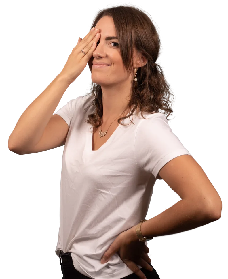 Ophélie Vanbremeersch, fondatrice de Zac, une main sur l’œil, sourire en coin.