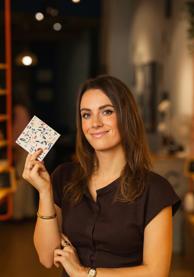 Ophélie Vanbremeersch, fondatrice de Zac, tient une plaquette de TERRAZAC dans le magasin de Lille.