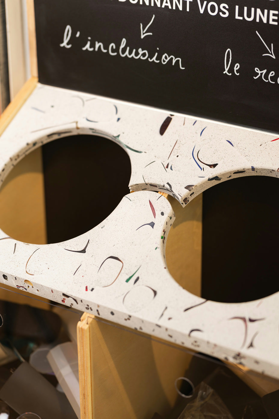 Boîte de collecte en Terrazac, découpée en forme de lunettes.